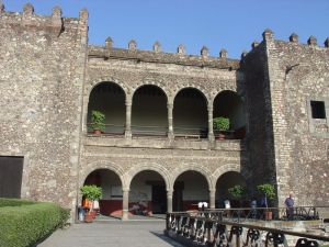 800px-2006_03_17_Cuernavaca_Casa_de_Cortés_1