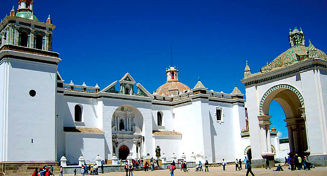 La imagen tiene un atributo ALT vacío; su nombre de archivo es basilica-de-copacaban-1610-1651-dia-de-la-candelaria-bolivia.jpg.imgo_.jpg