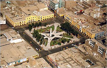 La imagen tiene un atributo ALT vacío; su nombre de archivo es ica-plaza-de-armas.jpg