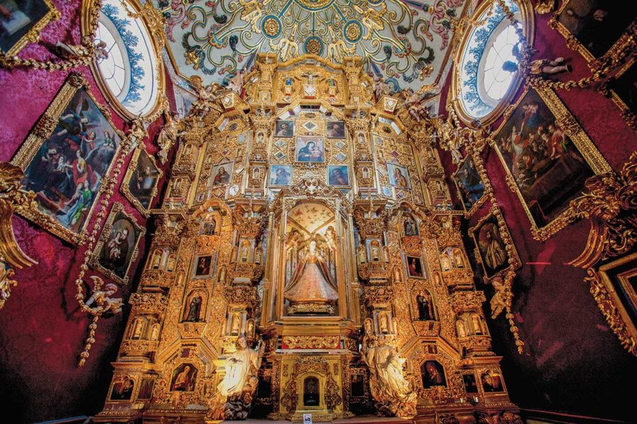 La imagen tiene un atributo ALT vacío; su nombre de archivo es tepotzotlan-capilla-del-convento-dedicada-a-la-virgen-de-loreto-con-un-increible-retablo-de-madera-banado-en-chapa-de-oro..jpg