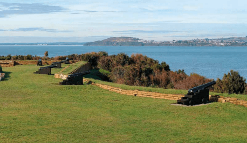 La imagen tiene un atributo ALT vacío; su nombre de archivo es chiloe-fuerte-agui.png
