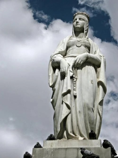 La imagen tiene un atributo ALT vacío; su nombre de archivo es estatua_isabel_la_catolica-en-la-paz.webp