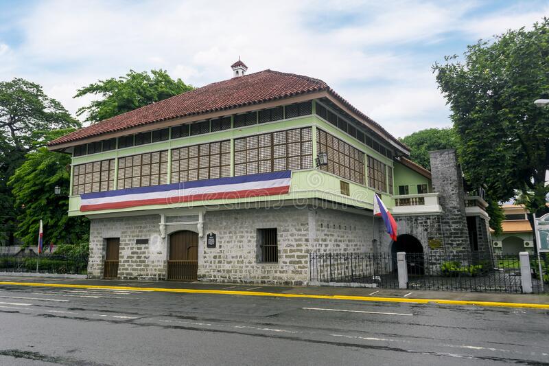 La imagen tiene un atributo ALT vacío; su nombre de archivo es calamba-laguna-philippines-museo-ni-jose-rizal-una-casa-de-replica-del-heroe-nacional-pais-filipinas-junio-la-221036953.jpg