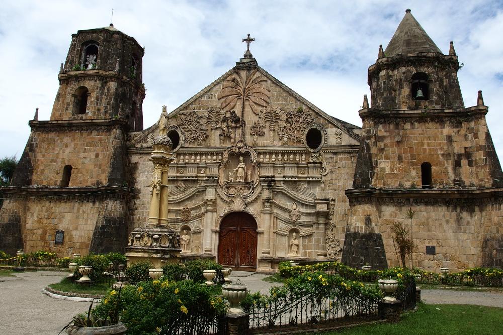 La imagen tiene un atributo ALT vacío; su nombre de archivo es iglesia-fortaleza-de-santo-tomas-de-villanueva-miagao.jpg