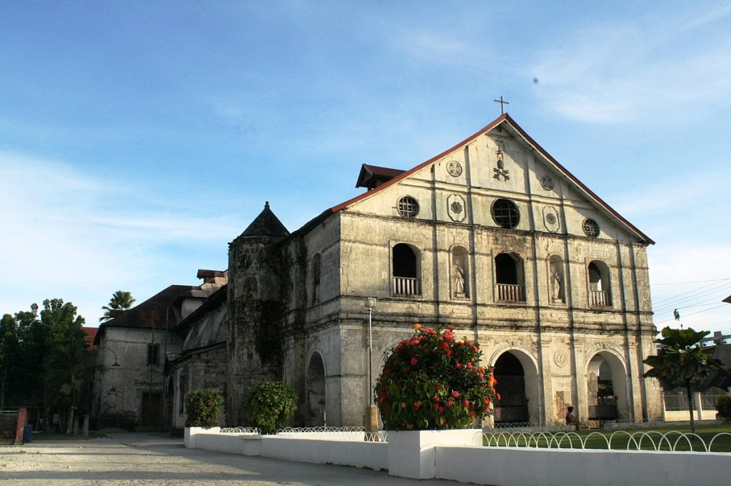 La imagen tiene un atributo ALT vacío; su nombre de archivo es loboc_church_facade.jpg