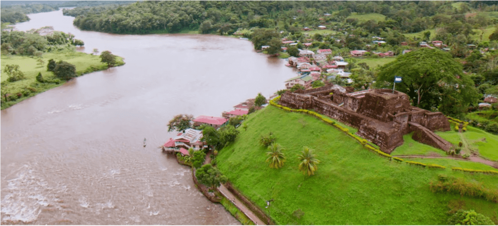 La imagen tiene un atributo ALT vacío; su nombre de archivo es fortaleza-de-la-inmaculada-concepcion-en-el-rio-san-juan-nicaragua-1.webp